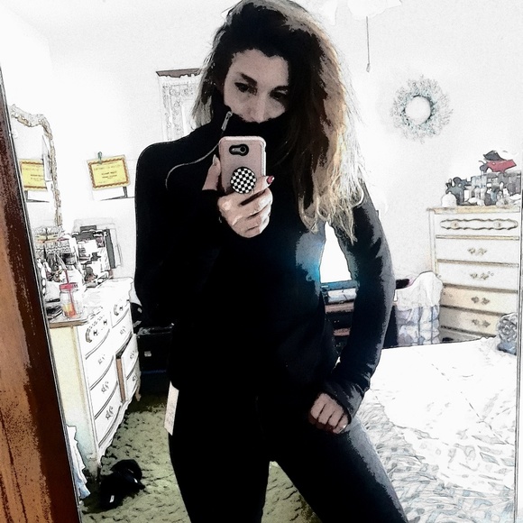 Meet Destination Unknown's hed space cadet, Raquel - Picture 5 of 8